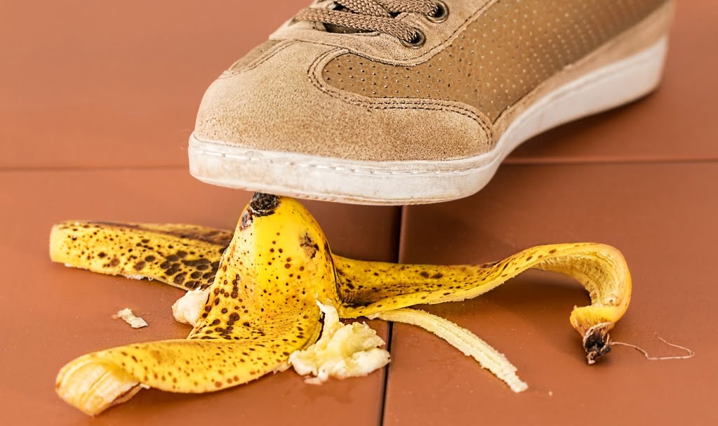 pied marchant sur une peau de banane