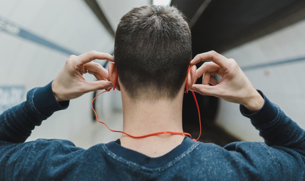 homme avec un casque audio sur les oreilles