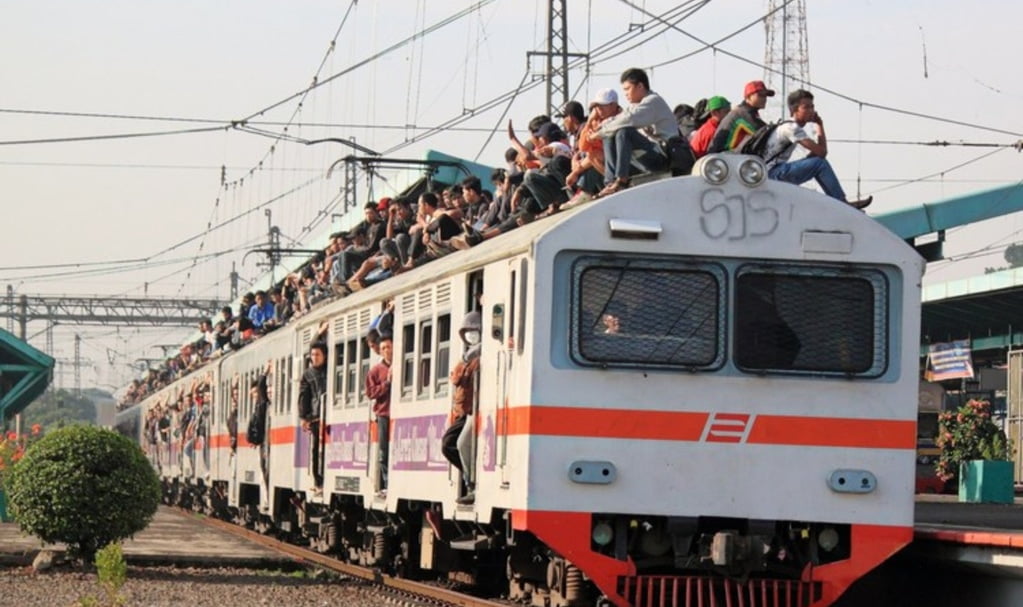 train bondé avec des gens sur le toit