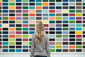 femme devant un énorme panneaux de couleurs