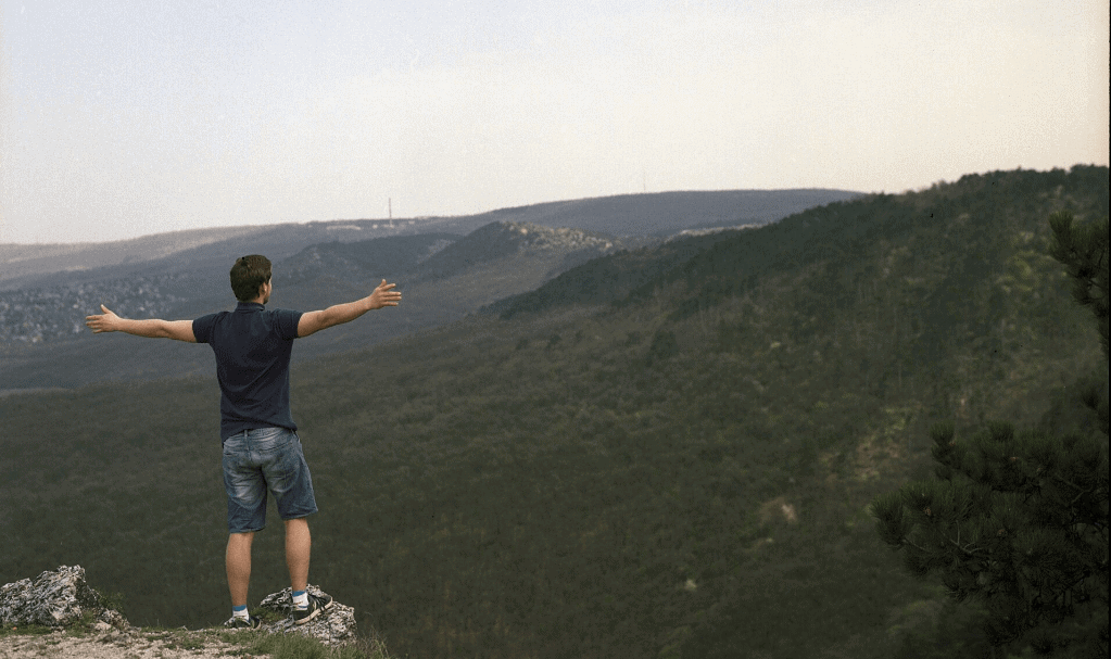 homme face à une montagne